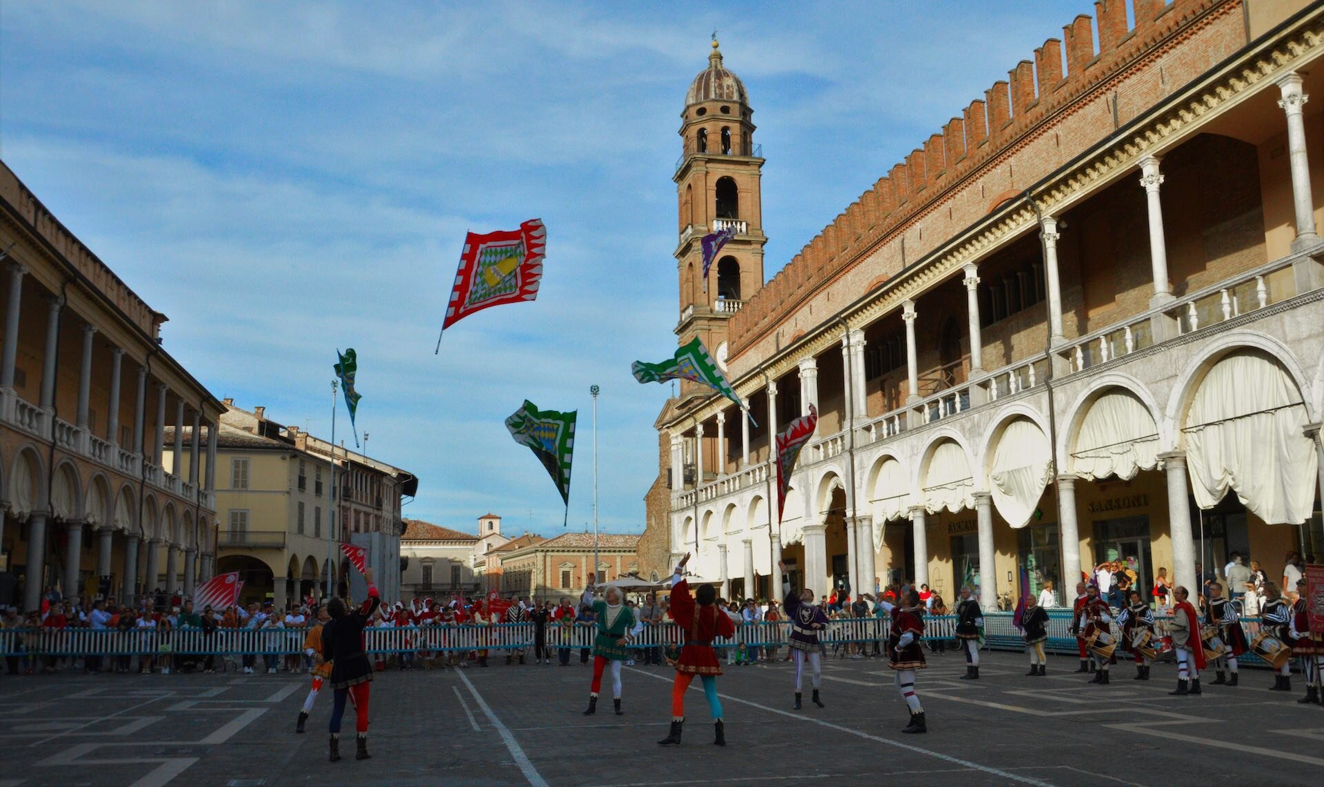 Piazza del Popolo e Palazzo Comunale  Faenza | © Alice Turrini